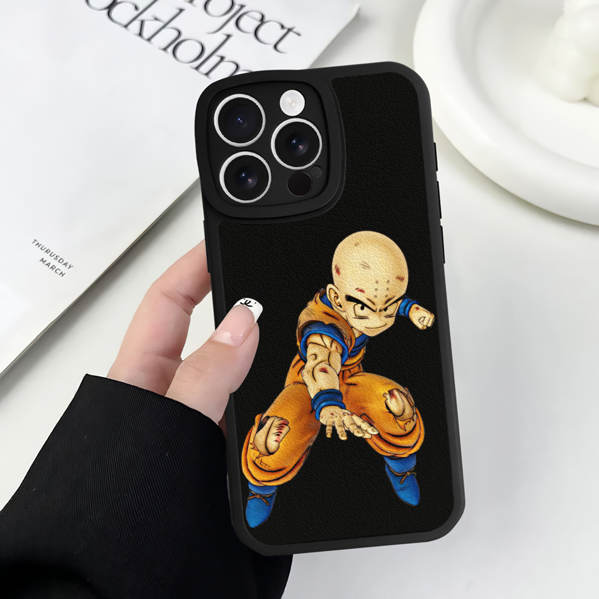 （画像用） ドラゴンボール クリリン DRAGON BALL krillin 【iPhone 16シリーズ対応】シリコンスマホケース（レザー調） 材質：シリコン